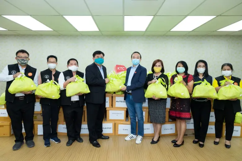 นายชุติเดช ชยุติ (กลางขวา) รองประธานเจ้าห...