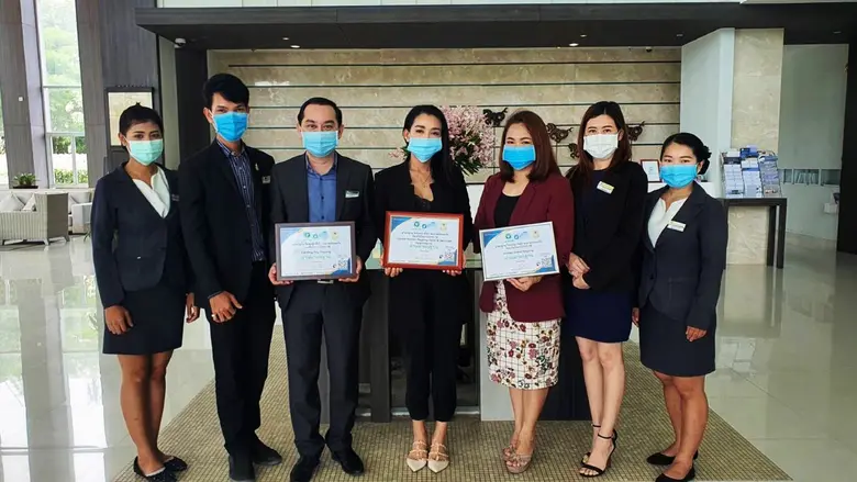 อัษณา จันเทพา (คนที่ 4 จากซ้าย) ผู้จัดการ...