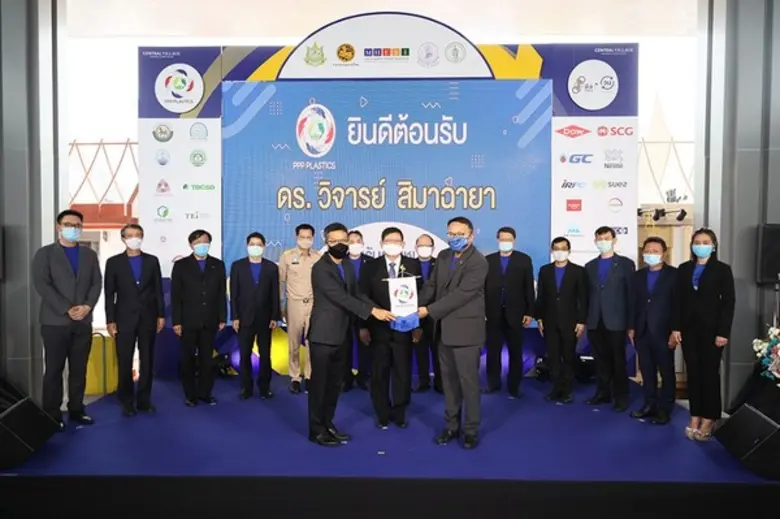 ดร. สุวิทย์ เมษินทรีย์ (กลาง) รัฐมนตรีว่า...