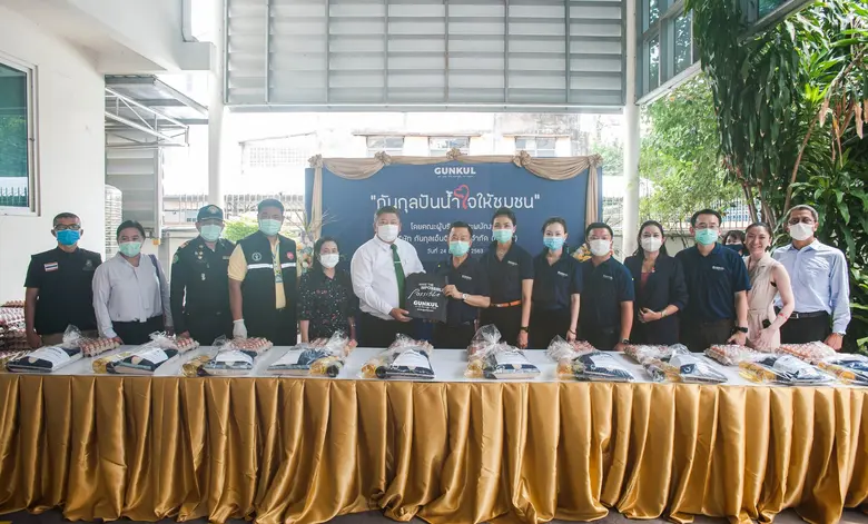 คุณกัลกุล ดำรงปิยวุฒิ์ (ที่ 8 จากขวา) ประ...