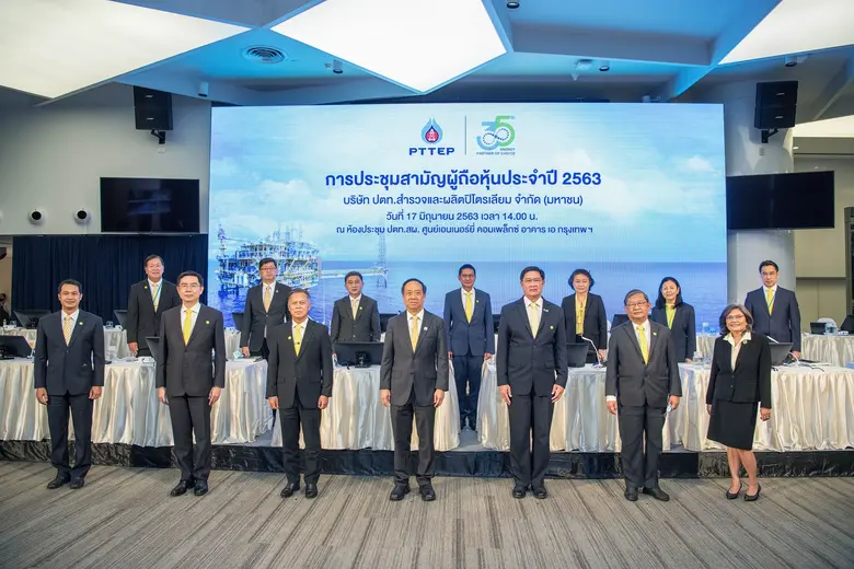 นายปรัชญา ภิญญาวัธน์ (แถวหน้า, กลาง) ประธ...