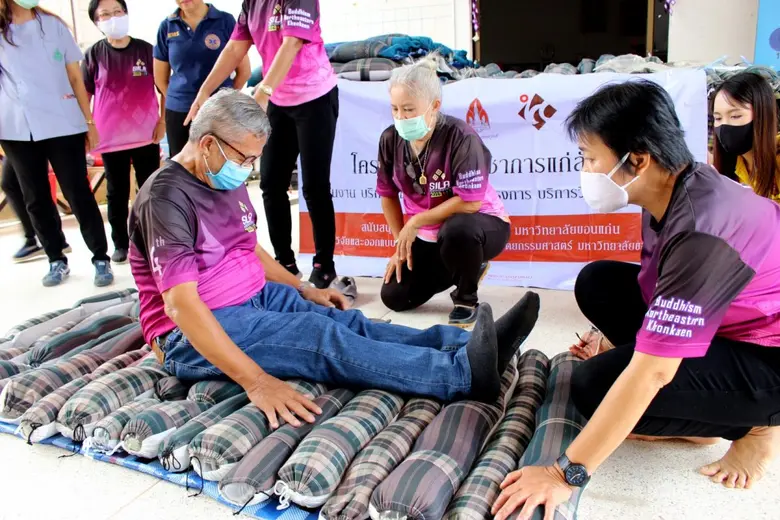 กลุ่มวิจัยและออกแบบเพื่อสังคมสูงวัย คณะสถาปัตยกรรมศาสตร์ มหาวิทยาลัยขอนแก่น ลงพื้นที่ส่งมอบที่นอนลมจากถุงน้ำยาล้างไต
