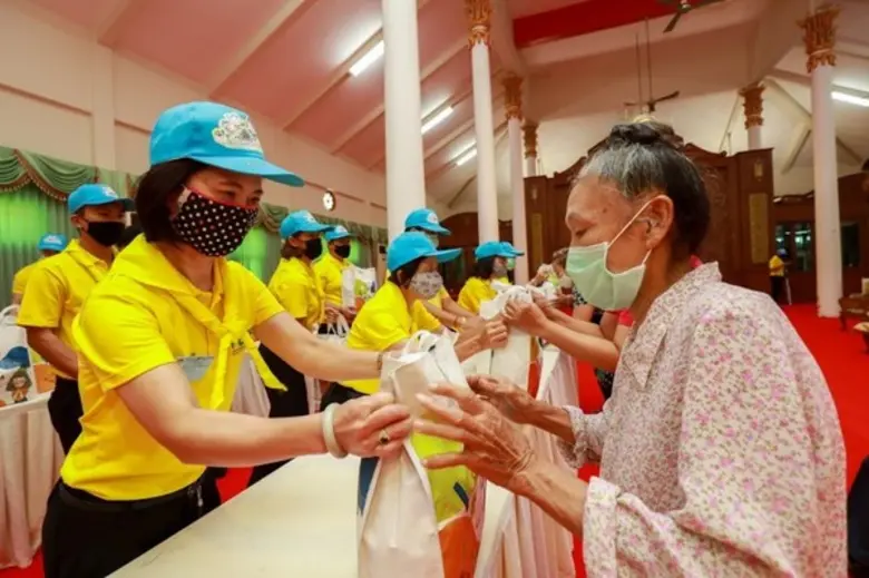 กระทรวงดิจิทัลฯ จัดกิจกรรม “มีแล้วแบ่งปัน” แจกถุงยังชีพช่วยเหลือประชาชนผู้เดือดร้อนจากผลกระทบเชื้อไวรัสโควิด-19