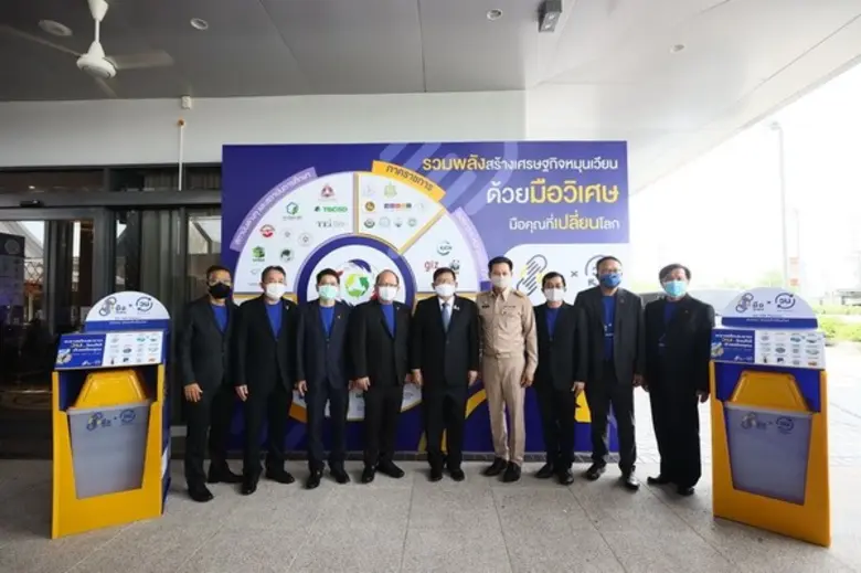 ดร. สุวิทย์ เมษินทรีย์ (กลาง) รัฐมนตรีว่า...