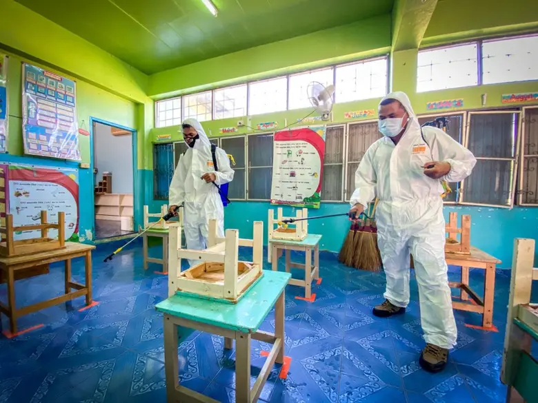 กลุ่ม KTIS จัดกิจกรรม Big Cleaning Day ทำความสะอาด ฉีดพ่นแอลกอฮอล์ KNAS ในโรงเรียน รับเปิดเทอม