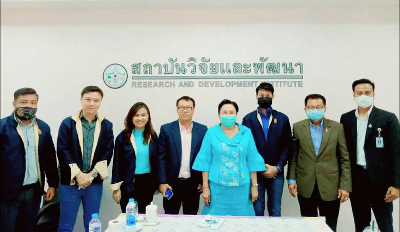 รองศาสตราจารย์มาลิณี จุโฑปะมา (ที่ 4 จากข...