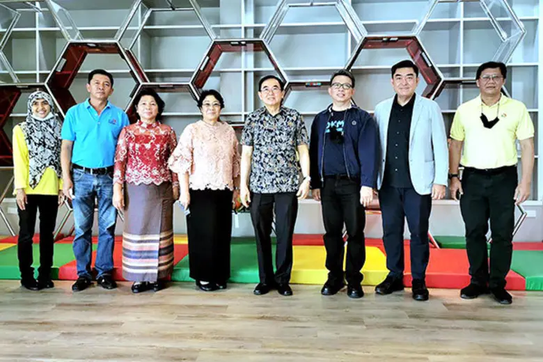 นายวีระ โรจน์พจนรัตน์ (ที่ 4 จากขวา) ประธ...