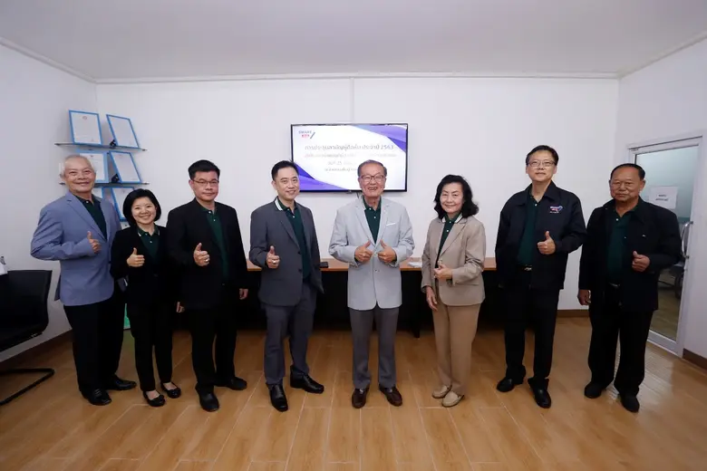 นายประทีป ทีปกรสุขเกษม ประธานกรรมการ (กลา...