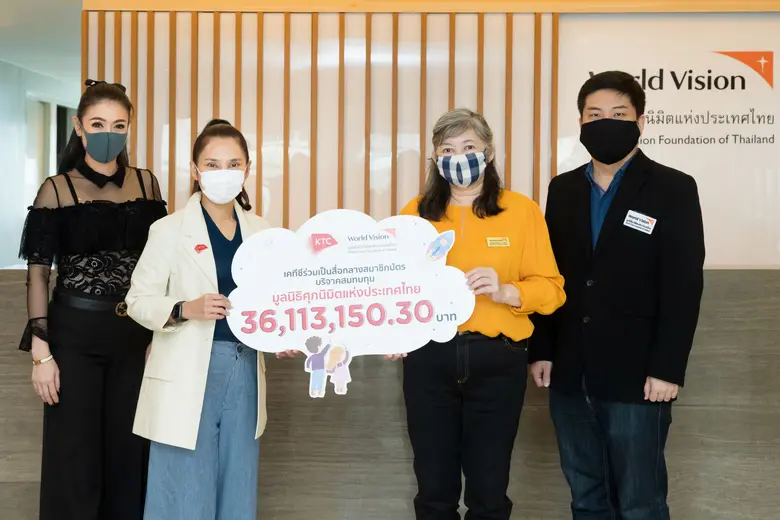 นางสาวสิรีรัตน์ คอวนิช (กลางซ้าย) ผู้อำนว...