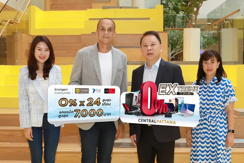 เกลน ริชาร์ด แนกกลิส (ที่ 2 จากซ้าย) ผู้ช...