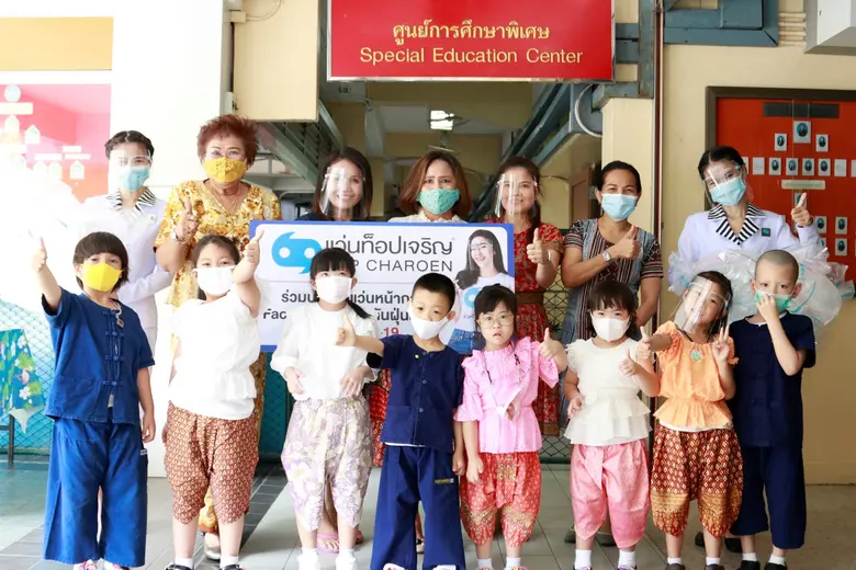 “แว่นท็อปเจริญ” ส่งความห่วงใยแก่คณาจารย์แ...