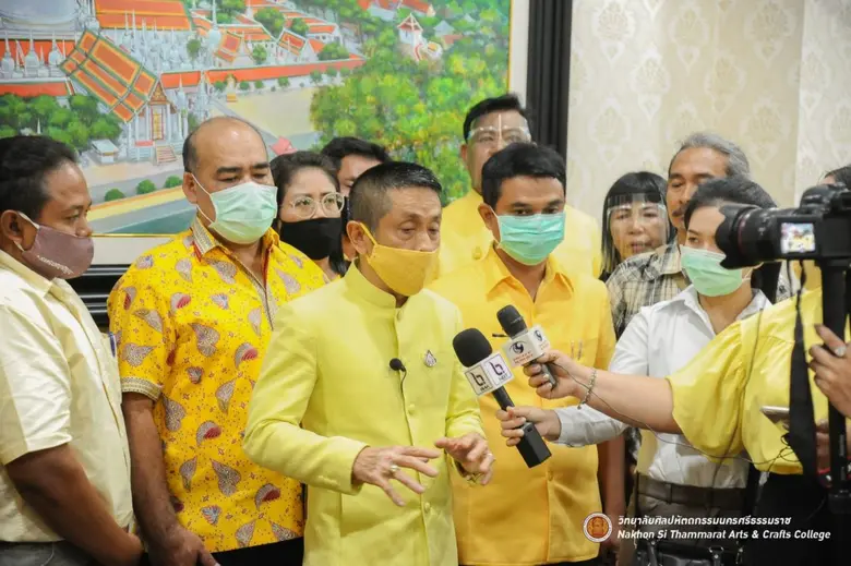 อาชีวะมอบภาพวาดโชว์ของดีเมืองนคร