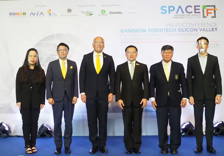 ดร.พันธุ์อาจ ชัยรัตน์ (คนที่ 2 จากซ้าย) ผ...