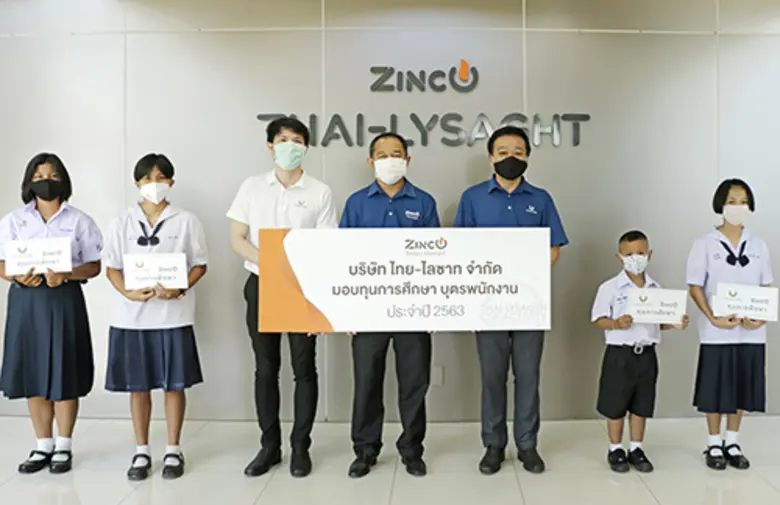 พนม พรมมิรัตนะ (ที่ 4 จากซ้าย) กรรมการผู้...