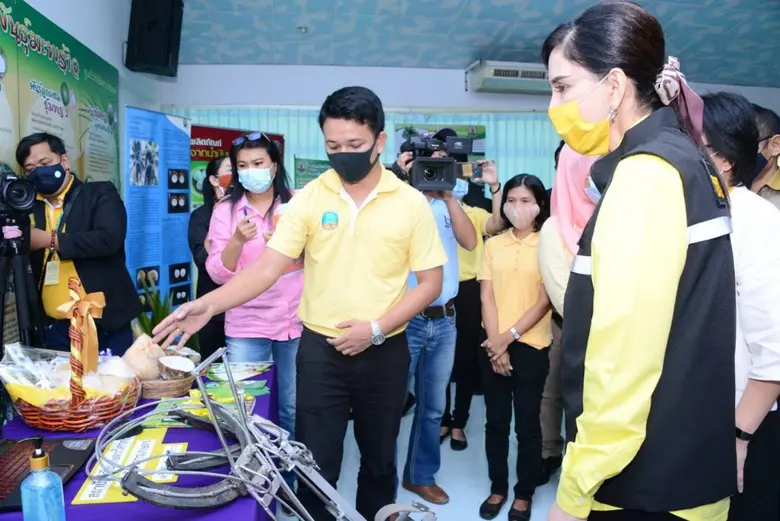 รมช.มนัญญา มอบพันธุ์มะพร้าวหนุน เกษตรกรปลูกมะพร้าว ให้เพียงพอความต้องการของตลาด