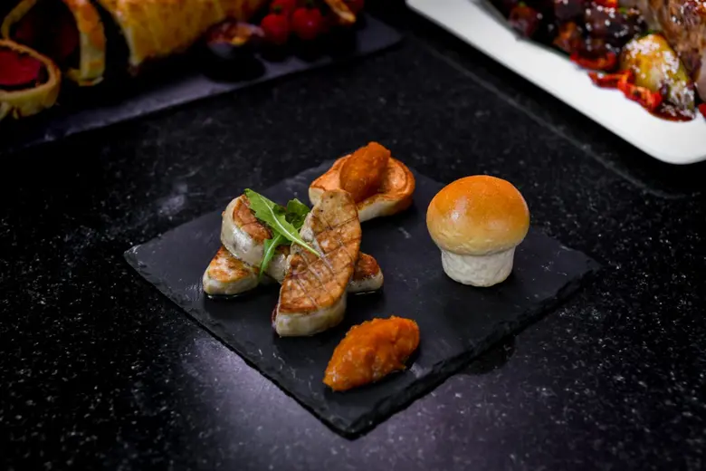 อาหารมื้อพิเศษในวันแม่แห่งชาติที่ห้องอาหาร อัพ แอนด์ อะบัฟ