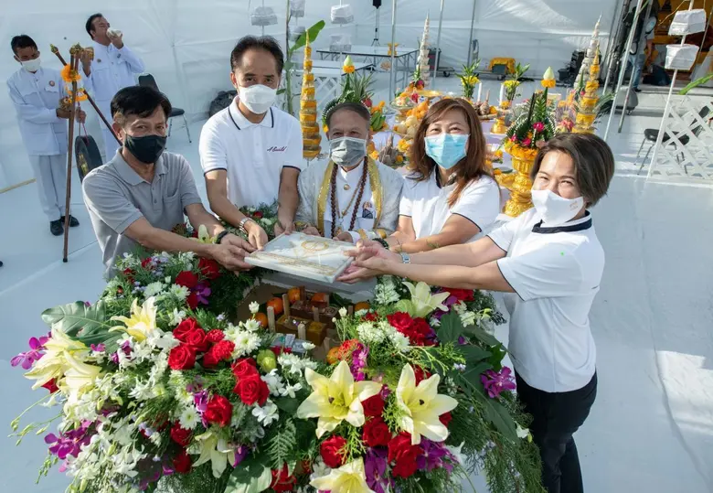 คุณมณีรัตน์ ธนัชญ์เศรษฐ์ (คนที่ 2 จากขวา)...