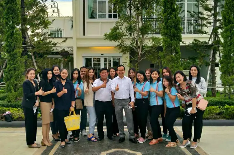 คุณสวิจักร์ โลจายะ (ตรงกลาง) ประธานกรรมกา...