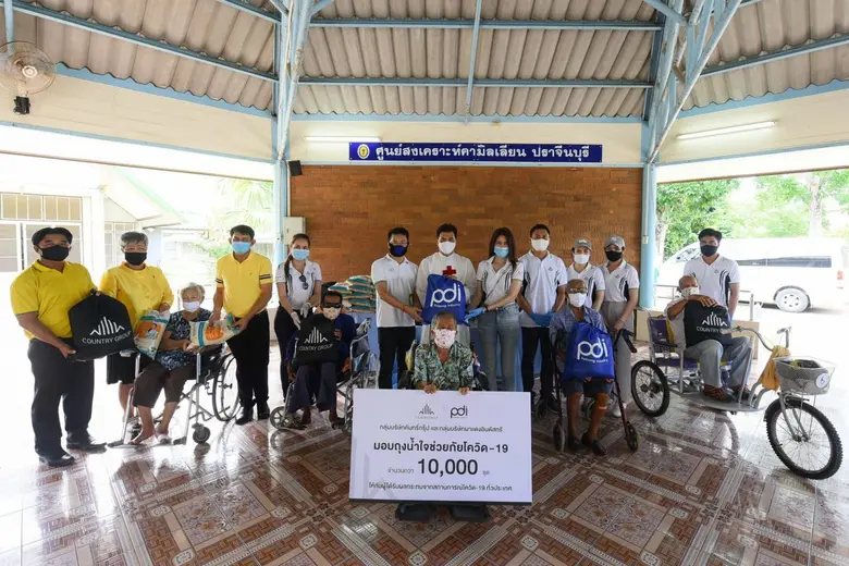 นางสาวปฐมา อ้อยทอง (ที่ 9 จากซ้าย) ) ผู้อ...