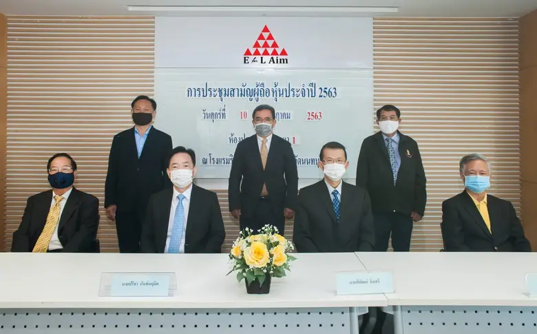 คุณปรีชา นันท์นฤมิต (ที่ 2 นั่งจากซ้าย) ป...