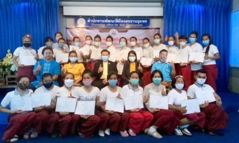 สำนักงานพัฒนาฝีมือแรงงานชุมพร มอบวุฒิบัตร...