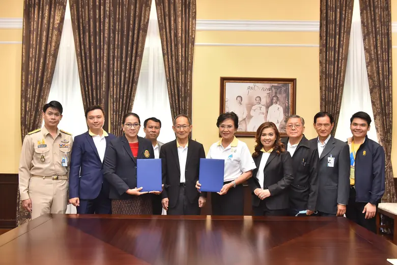 ดร.คุณหญิงกัลยา โสภณพนิช (กลางขวา) รัฐมนต...