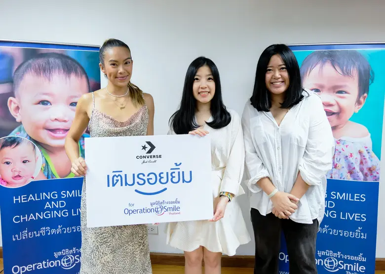 นางสาวพาพิชญ์ วงศ์ไพฑูรย์ปิยะ (กลาง) ประธ...