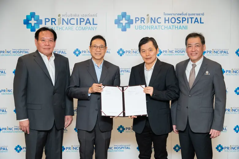 คุณสาธิต วิทยากร (ที่ 2 จากซ้าย) ประธานคณ...