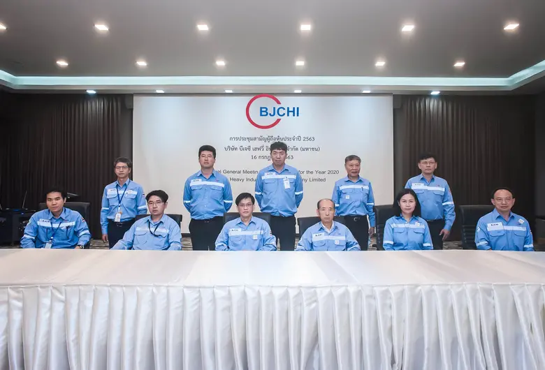 คุณคิล ยัง ลี (แถวนั่งที่ 3 จากขวา) ประธา...