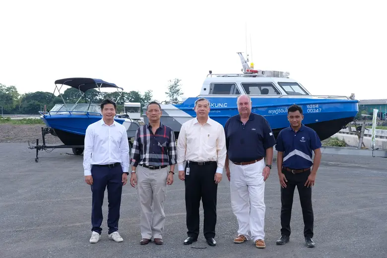 นายสมเกียรติ มรรคยาธร (กลาง) กรรมการผู้จั...