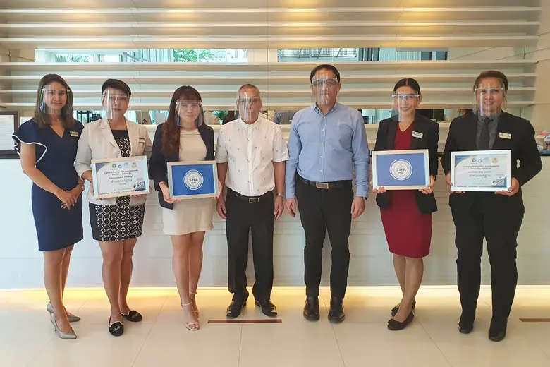 อรุชา บัญชรนันทชัย (คนที่ 4 จากซ้าย) ผู้จ...