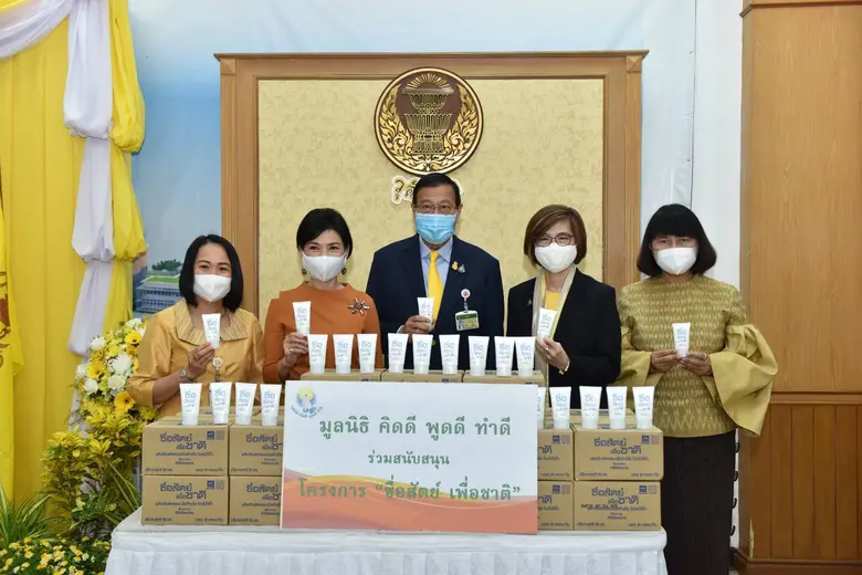 นางสาววราภรณ์ กุลสวัสดิ์ภักดี (ที่ 2 จากข...