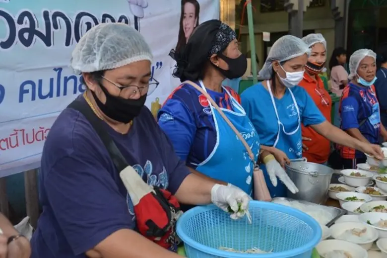 “เมืองไทยประกันภัย ยิ้มได้…เมื่อภัยมา” เปิดครัวมาดามอีกครั้ง บรรเทาทุกข์ชาวคลองเตย จากเหตุเพลิงไหม้