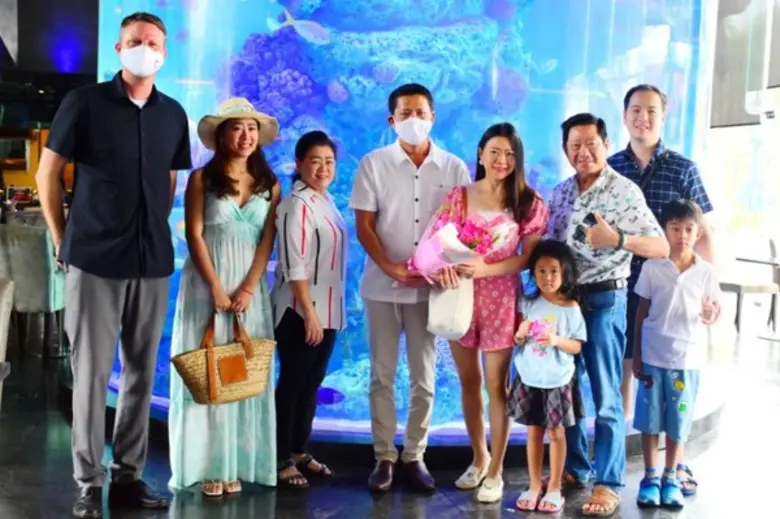 ขจร วิมลเจริญสุข ( 4 จาก ซ้าย) ผู้จัดการโ...