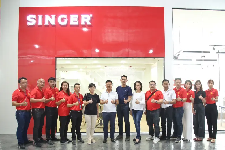 นายสุพจน์ สิริกุลภัสสร์ (ที่ 4 จากขวา) ปร...