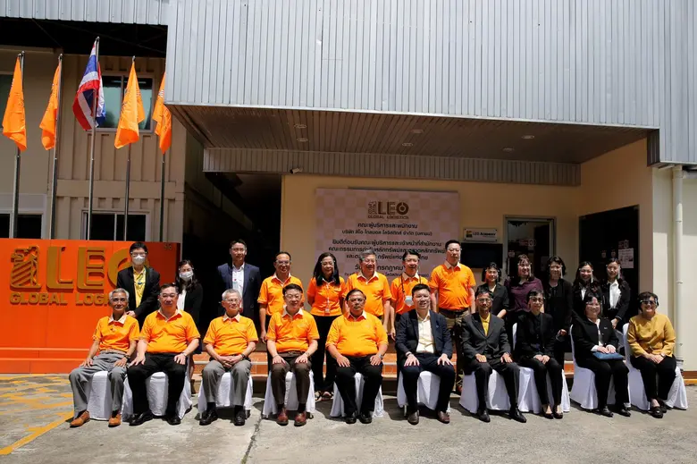 นายเสนีย์ แดงวัง ประธานคณะกรรมการ (แถวหน้...