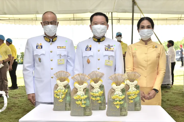 คุณฐาปน สิริวัฒนภักดี กรรมการผู้อำนวยการใ...