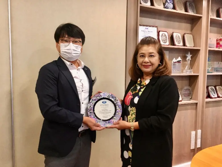 นางชุติภา กลิ่นสุวรรณ (คนขวา) ประธานเจ้าห...