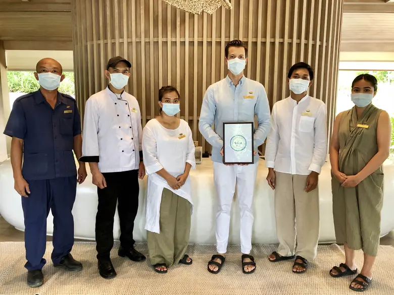 ทิโม่ เคว้นซ์ลี่ (คนที่ 4 จากซ้าย) ผู้จัด...