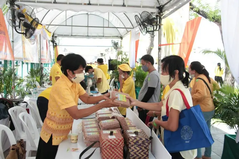 ประชาชนนำเครื่องใช้ไฟฟ้ามาซ่อมเพื่อลงทะเบียนรับข้าวสังข์หยดปลอดสารปลูกโดยนศ.อาชีวะเกษตรพัทลุง