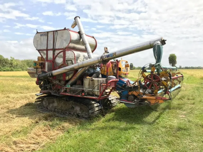 ประชาชนนำเครื่องใช้ไฟฟ้ามาซ่อมเพื่อลงทะเบียนรับข้าวสังข์หยดปลอดสารปลูกโดยนศ.อาชีวะเกษตรพัทลุง