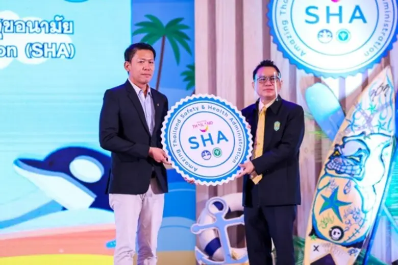 ขจร วิมลเจริญสุข (ซ้าย) ผู้จัดการโรงแรมเซ...