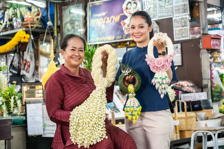 การประดิษฐ์มาลัยและดอกไม้ต่างๆ ถือเป็นมรด...