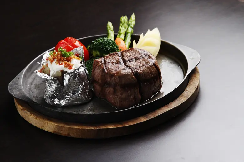 ห้องอาหารนิมมาน บาร์ แอนด์ กริล โรงแรมแคน...