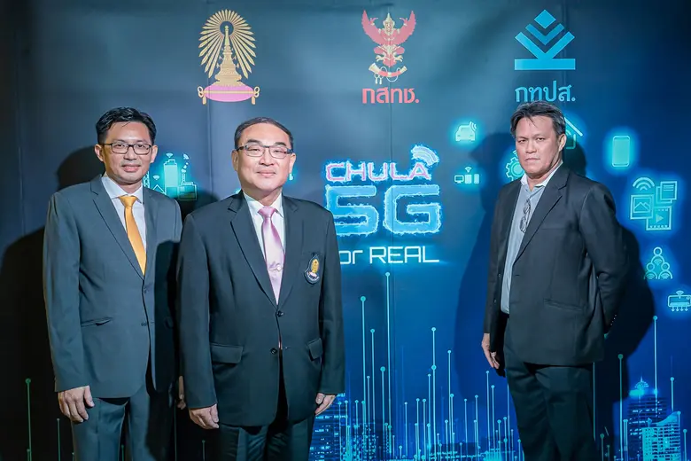 ในภาพจากซ้ายไปขวา: นายวุฒิชัย วุฒิอุดมเลิ...