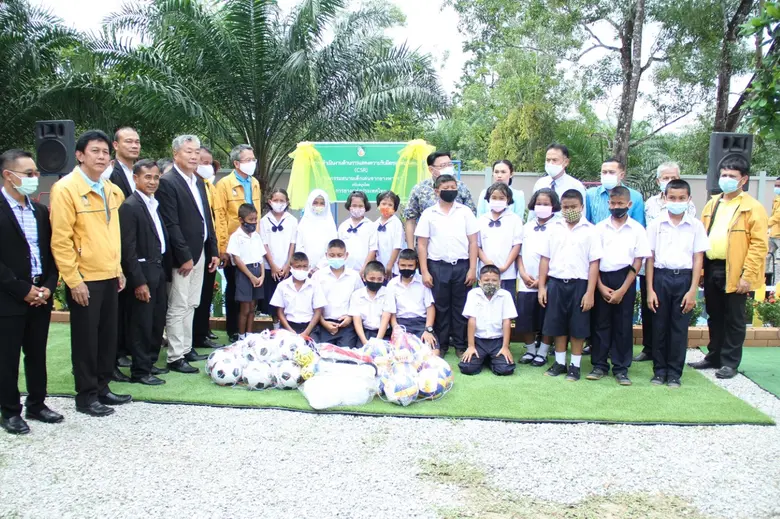 กยท. ส่งมอบสนามเด็กเล่นปูพื้นบล็อกยางพารา...