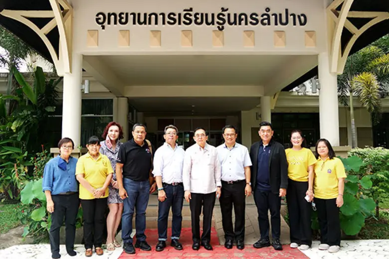 นายวีระ โรจน์พจนรัตน์ (ที่ 5 จากขวา) ประธ...