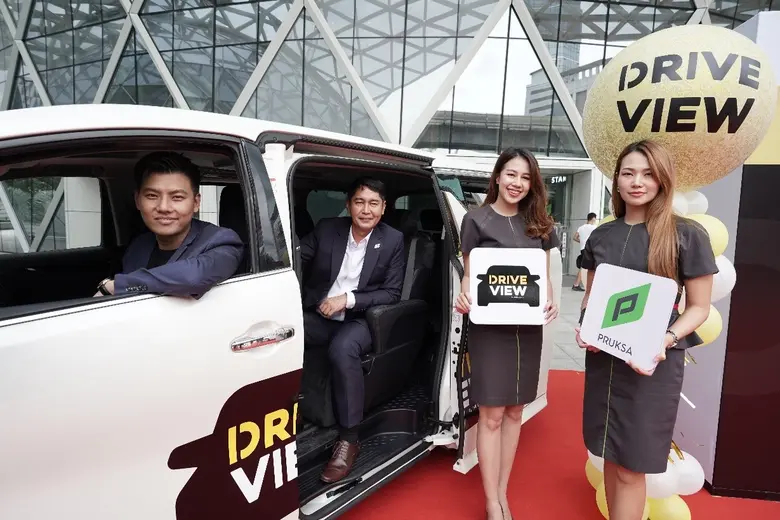 นายธีระ ทองวิไล (ที่ 2 จากซ้าย) กรรมการผู...