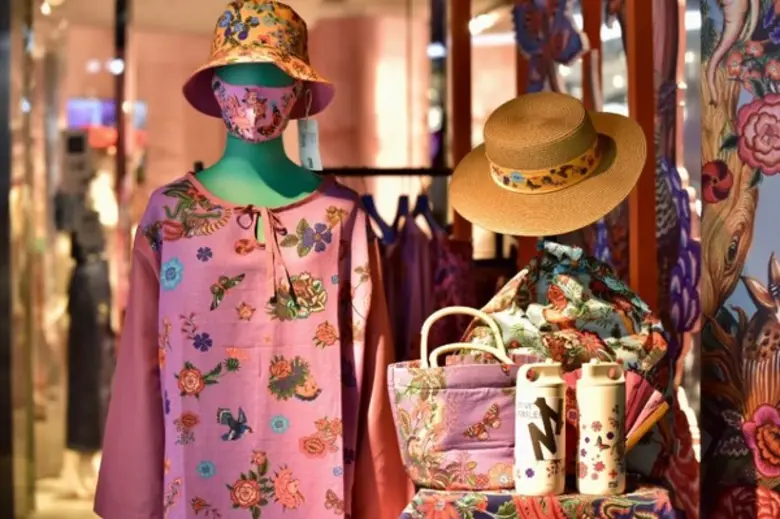 สยามเซ็นเตอร์ ดึง “ยูน” นักวาดภาพชื่อดังที่เคยร่วมงานกับ Gucci เปิด Pop Up “A Day in Himmapan” ชวนทุกคนท่องโลกจินตนาการในหิมพานต์