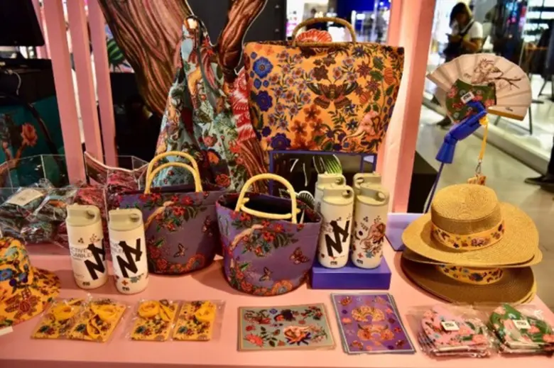 สยามเซ็นเตอร์ ดึง “ยูน” นักวาดภาพชื่อดังที่เคยร่วมงานกับ Gucci เปิด Pop Up “A Day in Himmapan” ชวนทุกคนท่องโลกจินตนาการในหิมพานต์